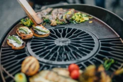 IGNIUM TARAN Classic 21 IGNIUM TARAN Classic -GrillMeister Verkaufsgeschäft jpeg taran classic holzkohlegrill mit gussplatte nahaufnahme 4 seitlich hersteller ignium scaled