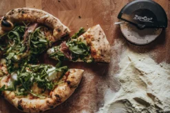 MOESTA-BBQ PizzaSchneider – PizzaCut 8 MOESTA-BBQ PizzaSchneider – PizzaCut -GrillMeister Verkaufsgeschäft pizzacut anwendung 1200x800x72dpi 194umqk2wkdqt8ax