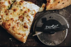 MOESTA-BBQ PizzaSchneider – PizzaCut 7 MOESTA-BBQ PizzaSchneider – PizzaCut -GrillMeister Verkaufsgeschäft pizzacut anwendung 1200x800x72dpi 297a8klxpmkhbq94