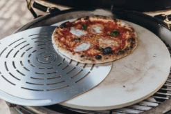 MOESTA-BBQ Pizzaschieber Gelocht -GrillMeister Verkaufsgeschäft pizzaschieber blacksteel anwendung 1200x800x72dpi 1