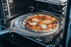 MOESTA-BBQ Pizzaschieber Gelocht -GrillMeister Verkaufsgeschäft pizzaschieber blacksteel anwendung 1200x800x72dpi 2