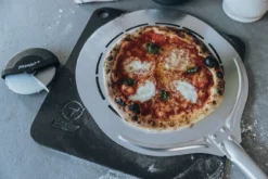 MOESTA-BBQ Pizzaschieber Gelocht -GrillMeister Verkaufsgeschäft pizzaschieber blacksteel anwendung 1200x800x72dpi 4